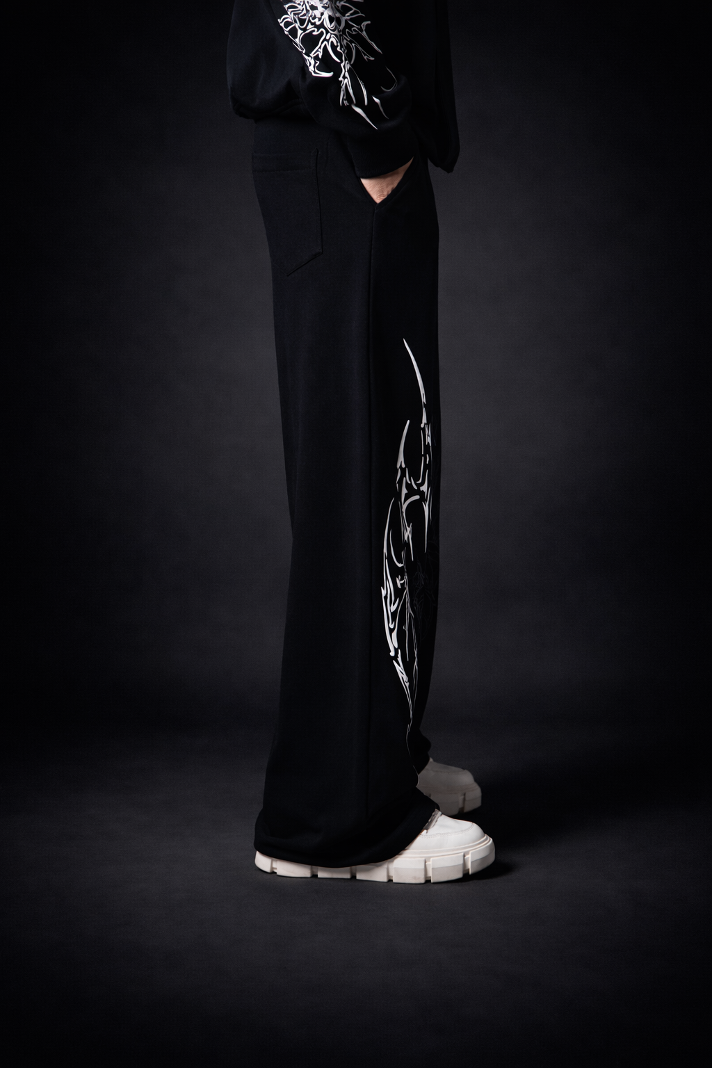 DARK FEATHER SWEATPANTS